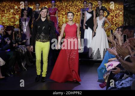 Christophe Guillarme e Priscilla Betti percorrono la pista durante lo spettacolo Christophe Guillarme nell'ambito della settimana della moda Autunno/Inverno 2016/2017 di Parigi, il 2 marzo 2016, a Parigi, Francia. Foto di Jerome Domine/ABACAPRESS.COM Foto Stock