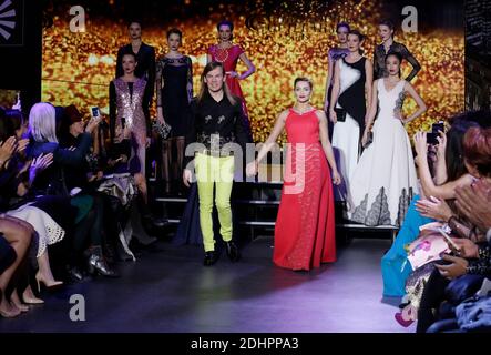 Christophe Guillarme e Priscilla Betti percorrono la pista durante lo spettacolo Christophe Guillarme nell'ambito della settimana della moda Autunno/Inverno 2016/2017 di Parigi, il 2 marzo 2016, a Parigi, Francia. Foto di Jerome Domine/ABACAPRESS.COM Foto Stock