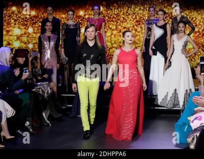 Christophe Guillarme e Priscilla Betti percorrono la pista durante lo spettacolo Christophe Guillarme nell'ambito della settimana della moda Autunno/Inverno 2016/2017 di Parigi, il 2 marzo 2016, a Parigi, Francia. Foto di Jerome Domine/ABACAPRESS.COM Foto Stock