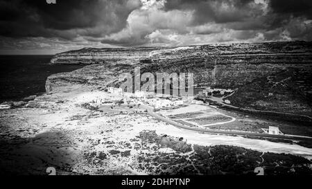 Volo sulla baia di Dwerja sulla costa di Gozo Malta Foto Stock