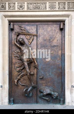 Nostra Signora dei dolori Chiesa cattolica romana in Bloor Street West. Porta principale in bronzo chiamata 'le porte del cielo' Foto Stock