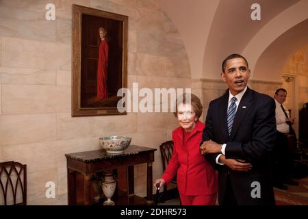 File photo : Washington, DC - 2 Giugno 2009 -- il Presidente degli Stati Uniti Barack Obama ed ex prima Lady Nancy Reagan camminano fianco a fianco attraverso Centre Hall nella Casa Bianca, 2 Giugno 2009. A sinistra della signora Reagan appende il suo ritratto ufficiale della Casa Bianca come First Lady. Credito obbligatorio: Pete Souza - Casa Bianca via CNP/ABACAPRESS.COM Foto Stock