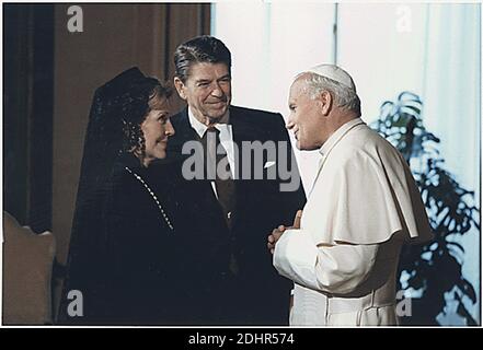 File photo : il Presidente degli Stati Uniti Ronald Reagan e la prima Signora Nancy Reagan incontrano il Papa Giovanni Paolo II in Vaticano a Roma il 7 giugno 1982.Credit: White House via CNP/ABACAPRESS.COM Foto Stock