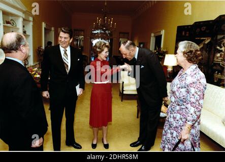 Immagine : Joseph M.A.H. LUNs, Segretario Generale dell'Organizzazione del Trattato Nord Atlantico (NATO), al centro di destra, saluta la prima signora Nancy Reagan, al centro, mentre il Presidente degli Stati Uniti Ronald Reagan, al centro di sinistra, dà il benvenuto a Elisabeth Borgman-Brouwer, Assistente Presonale al Sig. LUNs, a destra, E Paul van Campen, direttore del gabinetto, ha lasciato, alla Casa Bianca a Washington, D.C. Giovedi, 16 aprile 1981.credito obbligatorio: Michael Evans - Casa Bianca via CNP/ABACAPRESS.COM Foto Stock