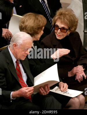 File photo : l'ex prima signora Nancy Reagan, destra, condivide alcuni pensieri con l'ex prima signora Roslyn carter, centro, come ex presidente degli Stati Uniti Jimmy carter, a sinistra, guarda sul programma prima del funerale di Stato per l'ex presidente degli Stati Uniti Gerald R. Ford alla Cattedrale nazionale di Washington, A Washington, D.C. martedì 2 gennaio 2007.Credit: Ron Sachs / CNP/ABACAPRESS.COM [NOTA: No New York Metro o altri quotidiani entro un raggio di 75 miglia da New York City] Foto Stock