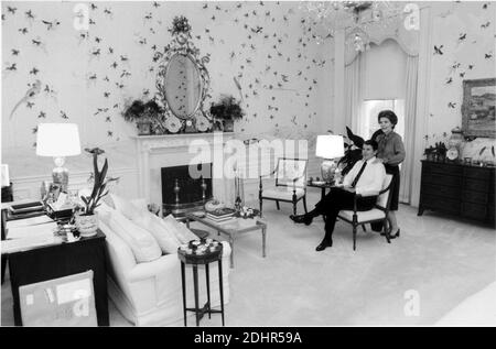 File photo : Washington, DC - November 18, 1981 -- il presidente degli Stati Uniti Ronald Reagan e la prima signora Nancy Reagan trascorrono un momento rilassato insieme nella zona di seduta della loro camera da letto alla Casa Bianca a Washington, DC il 18 novembre 1981.Credit: White House via CNP/ABACAPRESS.COM Foto Stock