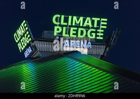 Seattle, Stati Uniti. 11 Dicembre 2020. All'inizio della serata il neon Climate Pledge Arena Crown, appena quattro lati. Dopo che Jeff Bezos si è assicurato i diritti di denominazione della storica Key Arena, Amazon ha scelto di chiamarla Climate Pledge Arena invece che Amazon Arena. Come promemoria regolare dell'urgente necessità di un'azione sul clima. Credit: James Anderson/Alamy Live News Foto Stock