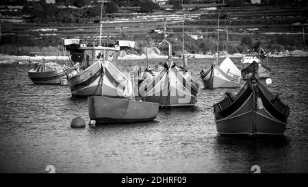 Barche fisher colorate nella baia di Marsaxlokk a Malta - MALTA, MALTA - 5 MARZO 2020 Foto Stock