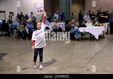 I sostenitori del candidato presidenziale repubblicano Donald Trump partecipano a un raduno di campagna presso il Georgia World Congress Center di Atlanta il 21 febbraio 2016. Foto di Olivier Douliery/ABACAPRESS.COM Foto Stock