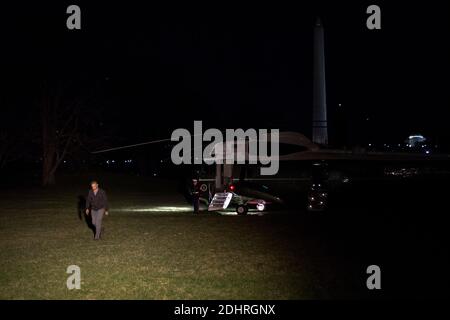 Il presidente degli Stati Uniti Barack Obama esce da Marine One sul prato sud della Casa Bianca a Washington, DC, USA, sabato 12 marzo 2016. Il presidente è tornato dal Texas, dove ha partecipato ad una conversazione al South by Southwest (SXSW) Interactive Festival di Austin il venerdì e ha partecipato agli eventi di raccolta fondi del Comitato Nazionale democratico a Dallas il sabato. Foto di Drew Angerer/piscina/ABACAPRESS.COM) Foto Stock