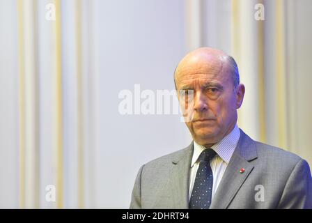 Sindaco di Bordeaux e presidente del Club delle Città ospitanti per l'Euro 2016 Alain Juppe durante una riunione del Comitato di sicurezza Euro 2016 tenutasi presso la sede centrale del Ministero degli interni Hotel de Beauvau a Parigi, Francia, il 22 marzo 2016. Foto di Christian Liegi/ABACAPRESS.COM Foto Stock