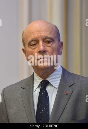 Sindaco di Bordeaux e presidente del Club delle Città ospitanti per l'Euro 2016 Alain Juppe durante una riunione del Comitato di sicurezza Euro 2016 tenutasi presso la sede centrale del Ministero degli interni Hotel de Beauvau a Parigi, Francia, il 22 marzo 2016. Foto di Christian Liegi/ABACAPRESS.COM Foto Stock