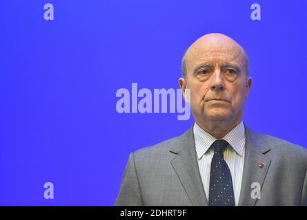 Sindaco di Bordeaux e presidente del Club delle Città ospitanti per l'Euro 2016 Alain Juppe durante una riunione del Comitato di sicurezza Euro 2016 tenutasi presso la sede centrale del Ministero degli interni Hotel de Beauvau a Parigi, Francia, il 22 marzo 2016. Foto di Christian Liegi/ABACAPRESS.COM Foto Stock