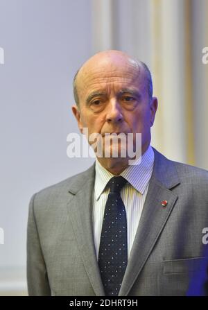 Sindaco di Bordeaux e presidente del Club delle Città ospitanti per l'Euro 2016 Alain Juppe durante una riunione del Comitato di sicurezza Euro 2016 tenutasi presso la sede centrale del Ministero degli interni Hotel de Beauvau a Parigi, Francia, il 22 marzo 2016. Foto di Christian Liegi/ABACAPRESS.COM Foto Stock