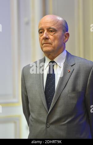 Sindaco di Bordeaux e presidente del Club delle Città ospitanti per l'Euro 2016 Alain Juppe durante una riunione del Comitato di sicurezza Euro 2016 tenutasi presso la sede centrale del Ministero degli interni Hotel de Beauvau a Parigi, Francia, il 22 marzo 2016. Foto di Christian Liegi/ABACAPRESS.COM Foto Stock