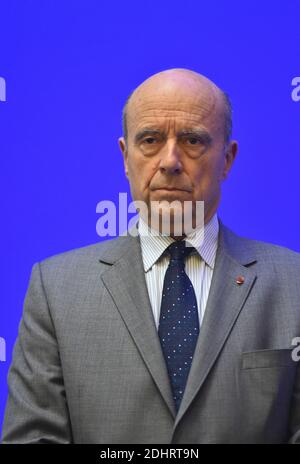 Sindaco di Bordeaux e presidente del Club delle Città ospitanti per l'Euro 2016 Alain Juppe durante una riunione del Comitato di sicurezza Euro 2016 tenutasi presso la sede centrale del Ministero degli interni Hotel de Beauvau a Parigi, Francia, il 22 marzo 2016. Foto di Christian Liegi/ABACAPRESS.COM Foto Stock