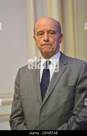 Sindaco di Bordeaux e presidente del Club delle Città ospitanti per l'Euro 2016 Alain Juppe durante una riunione del Comitato di sicurezza Euro 2016 tenutasi presso la sede centrale del Ministero degli interni Hotel de Beauvau a Parigi, Francia, il 22 marzo 2016. Foto di Christian Liegi/ABACAPRESS.COM Foto Stock