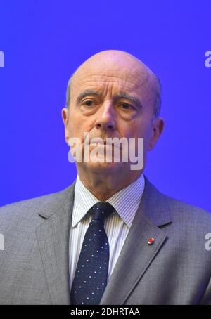 Sindaco di Bordeaux e presidente del Club delle Città ospitanti per l'Euro 2016 Alain Juppe durante una riunione del Comitato di sicurezza Euro 2016 tenutasi presso la sede centrale del Ministero degli interni Hotel de Beauvau a Parigi, Francia, il 22 marzo 2016. Foto di Christian Liegi/ABACAPRESS.COM Foto Stock