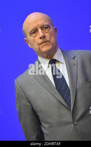 Sindaco di Bordeaux e presidente del Club delle Città ospitanti per l'Euro 2016 Alain Juppe durante una riunione del Comitato di sicurezza Euro 2016 tenutasi presso la sede centrale del Ministero degli interni Hotel de Beauvau a Parigi, Francia, il 22 marzo 2016. Foto di Christian Liegi/ABACAPRESS.COM Foto Stock