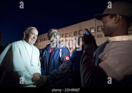 Papa Francesco lavò e baciò i piedi dei rifugiati musulmani, cristiani e indù durante una Messa della settimana di Pasqua con i richiedenti asilo in un rifugio a Castelnuovo di Porto, fuori Roma, il 24 marzo 2016. Il rito del Giovedì Santo riattua il rituale di lavaggio dei piedi che Gesù ha compiuto sui suoi apostoli prima di essere crocifisso, ed è inteso come gesto di servizio. Foto di ABACAPRESS.COM Foto Stock