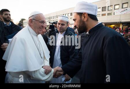 Papa Francesco lavò e baciò i piedi dei rifugiati musulmani, cristiani e indù durante una Messa della settimana di Pasqua con i richiedenti asilo in un rifugio a Castelnuovo di Porto, fuori Roma, il 24 marzo 2016. Il rito del Giovedì Santo riattua il rituale di lavaggio dei piedi che Gesù ha compiuto sui suoi apostoli prima di essere crocifisso, ed è inteso come gesto di servizio. Foto di ABACAPRESS.COM Foto Stock