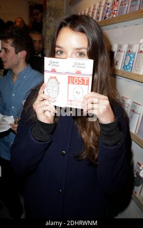 Charlotte le Bon lors de l'exposition-vente de 300 tablettes de chocolat originales et uniques, illustrées par une centaine d'artistes français et internationaux, dont les bénéfices iront a l'Association «un enfant par la main», a Parigi, Francia. Le 24 marzo 2016. Foto di Jerome Domine/ABACAPRESS.COM Foto Stock