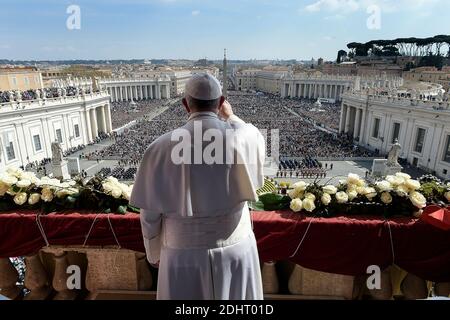 Papa Francesco consegna il messaggio e la benedizione Urbi e Orbi ai fedeli dopo la Santa Messa pasquale in piazza San Pietro in Vaticano, il 27 marzo 2016. Papa Francesco ha condannato coloro che non aiutano i migranti, durante il suo tradizionale discorso pasquale. Foto di ABACAPRESS.COM Foto Stock