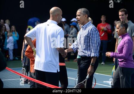 Il presidente Barack Obama (R) parla al tennista professionista americano James Blake durante il White House Easter Egg Roll sul prato meridionale della Casa Bianca 28 marzo 2015 a Washington, DC, USA. Foto di Olivier Douliery/piscina/ABACAPRESS.COM Foto Stock