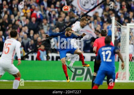 Andre-Pierre Gignac in Francia combatté contro Vasili Berezutski in Russia durante la amichevole partita di calcio internazionale, Francia contro Russia allo Stade de France a Saint-Denis, sobborgo di Parigi, Francia, il 29 marzo 2016. La Francia ha vinto 4-2. Foto di Henri Szwarc/ABACAPRESS.COM Foto Stock