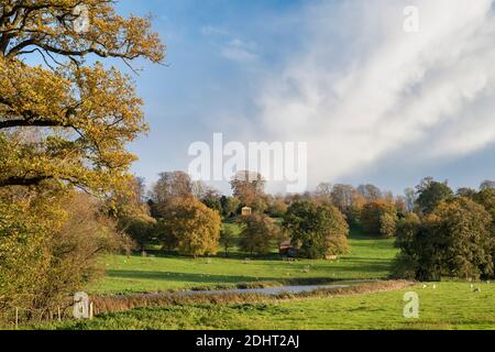 Farnborough Hall terreni in autunno vista dalla strada. Warwickshire, Inghilterra Foto Stock