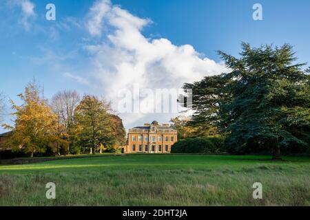 Lato ovest della sala Farnborough in autunno visto dalla strada. Warwickshire, Inghilterra Foto Stock