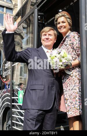 LE ROI WILLEM-ALEXANDER ET LA REINE MAXIMA DES PAYS-BAS QUITTENT L'HOTEL DE VILLE DE PARIS EN BUS ELECTRIQUE DE TRANSPORT FOTO PUBBLICA EB.S. di Nasser Berzane/ABACAPRESS.COM Foto Stock