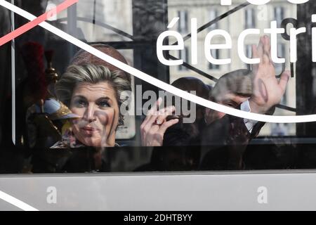 LE ROI WILLEM-ALEXANDER ET LA REINE MAXIMA DES PAYS-BAS QUITTENT L'HOTEL DE VILLE DE PARIS EN BUS ELECTRIQUE DE TRANSPORT FOTO PUBBLICA EB.S. di Nasser Berzane/ABACAPRESS.COM Foto Stock