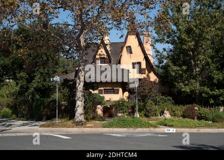 Beverly Hills, CA/USA - Ottobre 14, 2020: La casa di Spadena, conosciuta come la Casa delle Streghe, è diventata una delle preferite di Halloween per i bambini Foto Stock