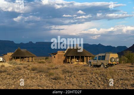 Luxury rondavels (private chalets) in corrispondenza di una desert lodge vicino alla famosa red dune di sabbia di Sossusvlei all'interno del Parco Namib-Naukluft, Namibia. Foto Stock