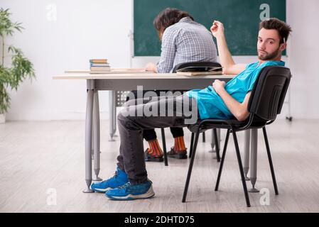 Alunni maschi nel concetto di bullismo in classe Foto Stock