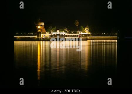 Vista orizzontale del Lake Garden Palace Hotel sul Lago di Pichola durante la notte. Foto Stock