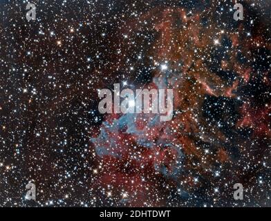 Nebola a stella fiammante (IC 405) Nella costellazione Auriga che giace ad una distanza di circa 1 500 anni luce dalla Terra e abouth 5 luce anni ca Foto Stock