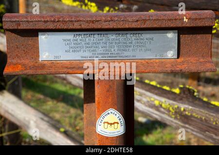 Applegate Trail, punto di riferimento interpretativo presso il ponte coperto di grave Creek, il California Trail National Historic Trail, Sunny Valley, Oregon Foto Stock