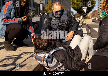 Washington, DC, USA, 11 dicembre 2020. Nella foto: Un ciclista è stato ferito quando è stato colpito da un Metropolitan (DC) polizia ufficiale (non nella foto) su una motocicletta mentre accompagnava una protesta non invitata. Lo scopo di questa protesta era quello di inviare una lettera da parte delle donne indigene a diverse banche chiedendo di non finanziare i oleodotti Keystone XL, Line 3 e Trans Mountain per trasportare petrolio dalle sabbie bituminose canadesi a causa di danni ambientali e distruzione delle terre indigene. Credit: Alison C Bailey/Alamy Live News Foto Stock