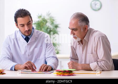 Medico e paziente che soffre della malattia di Alzheimer Foto Stock