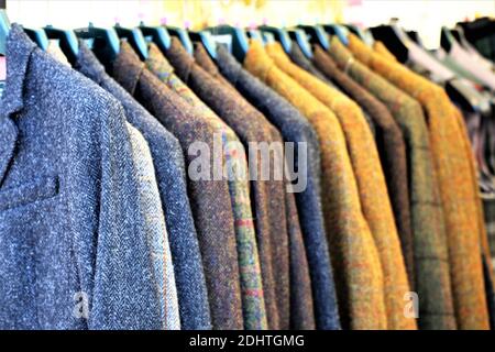 camicie colorate su appendiabiti in legno Foto Stock