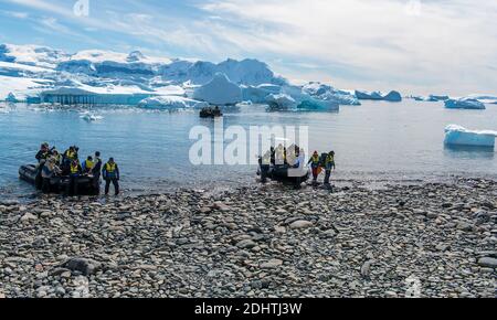 Gli ecoturisti atterrano all'isola di Cuverville nel canale di Errera, sul lato occidentale della penisola antartica Foto Stock