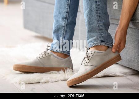 Giovane uomo che indossa scarpe eleganti Foto Stock