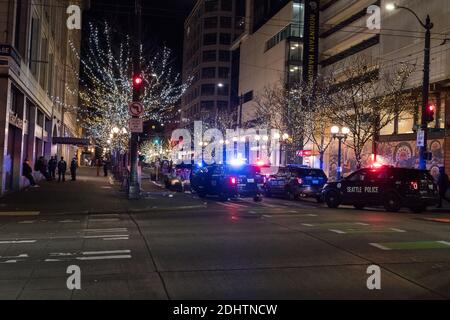 Seattle, Stati Uniti. 11th Dic 2020. All'inizio della serata il 3rd e Pine Street presso l'edificio blu amazzone, una grande risposta della polizia ad un presunto assalto con una possibile pistola. La città ha subito un'ondata di criminalità nell'ultimo anno nel quartiere commerciale del centro di Westlake vicino all'edificio Amazon. Credit: James Anderson/Alamy Live News Foto Stock