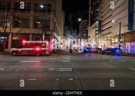 Seattle, Stati Uniti. 11 Dicembre 2020. All'inizio della serata sulla 3 ° e Pine Street, una grande polizia e Medica risposta a un presunto assalto con una possibile pistola. La città ha avuto un'ondata di criminalità nell'ultimo anno nel quartiere commerciale del centro di Westlake vicino all'edificio Amazon. Credit: James Anderson/Alamy Live News Foto Stock