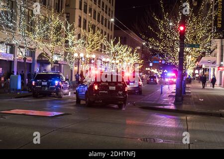 Seattle, Stati Uniti. 11th Dic 2020. All'inizio della serata il 3rd e Pine Street presso l'edificio blu amazzone, una grande risposta della polizia ad un presunto assalto con una possibile pistola. La città ha subito un'ondata di criminalità nell'ultimo anno nel quartiere commerciale del centro di Westlake vicino all'edificio Amazon. Credit: James Anderson/Alamy Live News Foto Stock