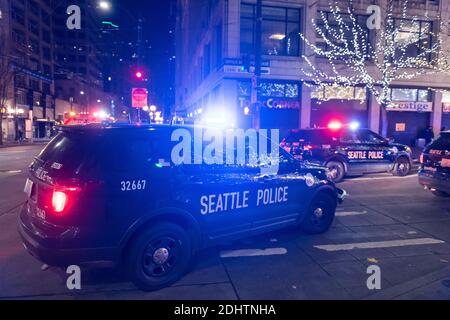 Seattle, Stati Uniti. 11th Dic 2020. All'inizio della serata il 3rd e Pine Street presso l'edificio blu amazzone, una grande risposta della polizia ad un presunto assalto con una possibile pistola. La città ha subito un'ondata di criminalità nell'ultimo anno nel quartiere commerciale del centro di Westlake vicino all'edificio Amazon. Credit: James Anderson/Alamy Live News Foto Stock