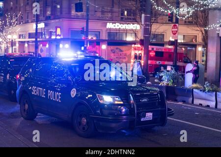 Seattle, Stati Uniti. 11th Dic 2020. All'inizio della serata il 3rd e Pine Street presso l'edificio blu amazzone, una grande risposta della polizia ad un presunto assalto con una possibile pistola. La città ha subito un'ondata di criminalità nell'ultimo anno nel quartiere commerciale del centro di Westlake vicino all'edificio Amazon. Credit: James Anderson/Alamy Live News Foto Stock