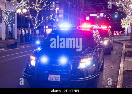 Seattle, Stati Uniti. 11th Dic 2020. All'inizio della serata il 3rd e Pine Street presso l'edificio blu amazzone, una grande risposta della polizia ad un presunto assalto con una possibile pistola. La città ha subito un'ondata di criminalità nell'ultimo anno nel quartiere commerciale del centro di Westlake vicino all'edificio Amazon. Credit: James Anderson/Alamy Live News Foto Stock